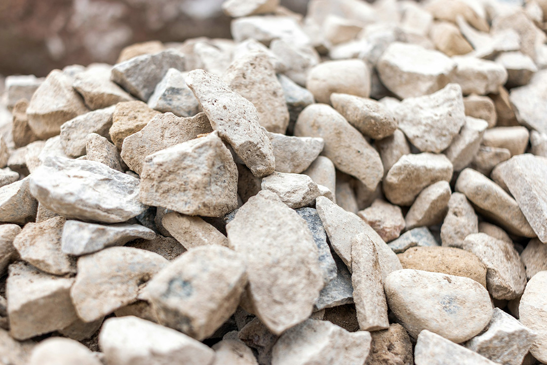 Using bulk bags to transport limestone powder